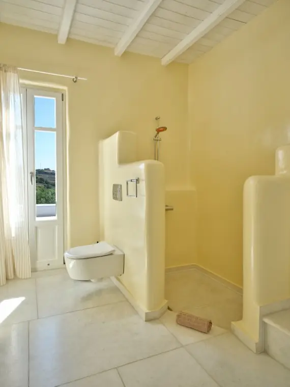 Warm-toned en-suite shower bathroom